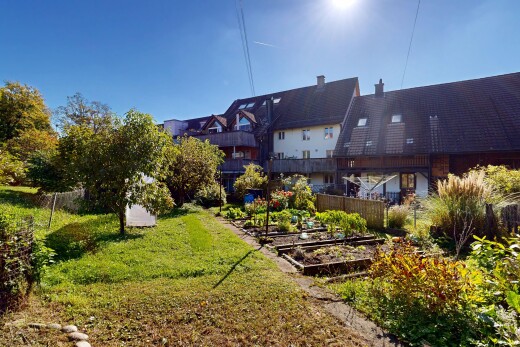 garten mit zaun, rasen, garten, day time, und property visible