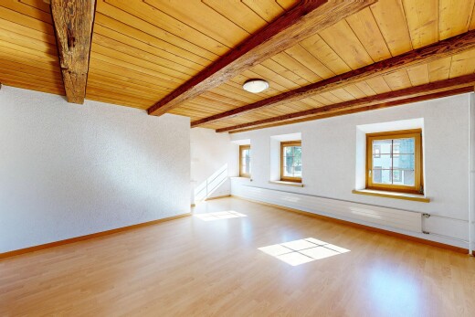 leerer raum mit inside property, wood finish floor, holzfußboden, natural light, und natürliches licht