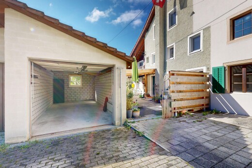terrasse mit day time, property visible, garage, und zaun