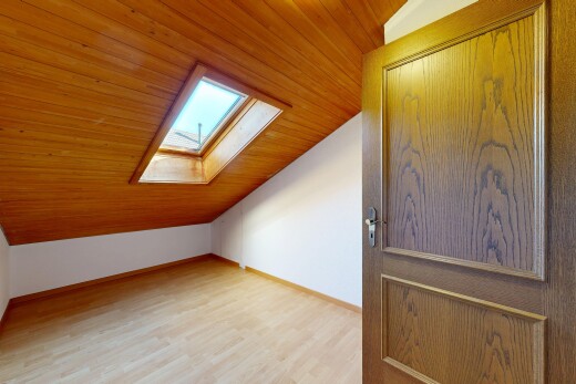 leerer raum mit wood ceiling, holzdecke, inside property, wood finish floor, und holzfußboden
