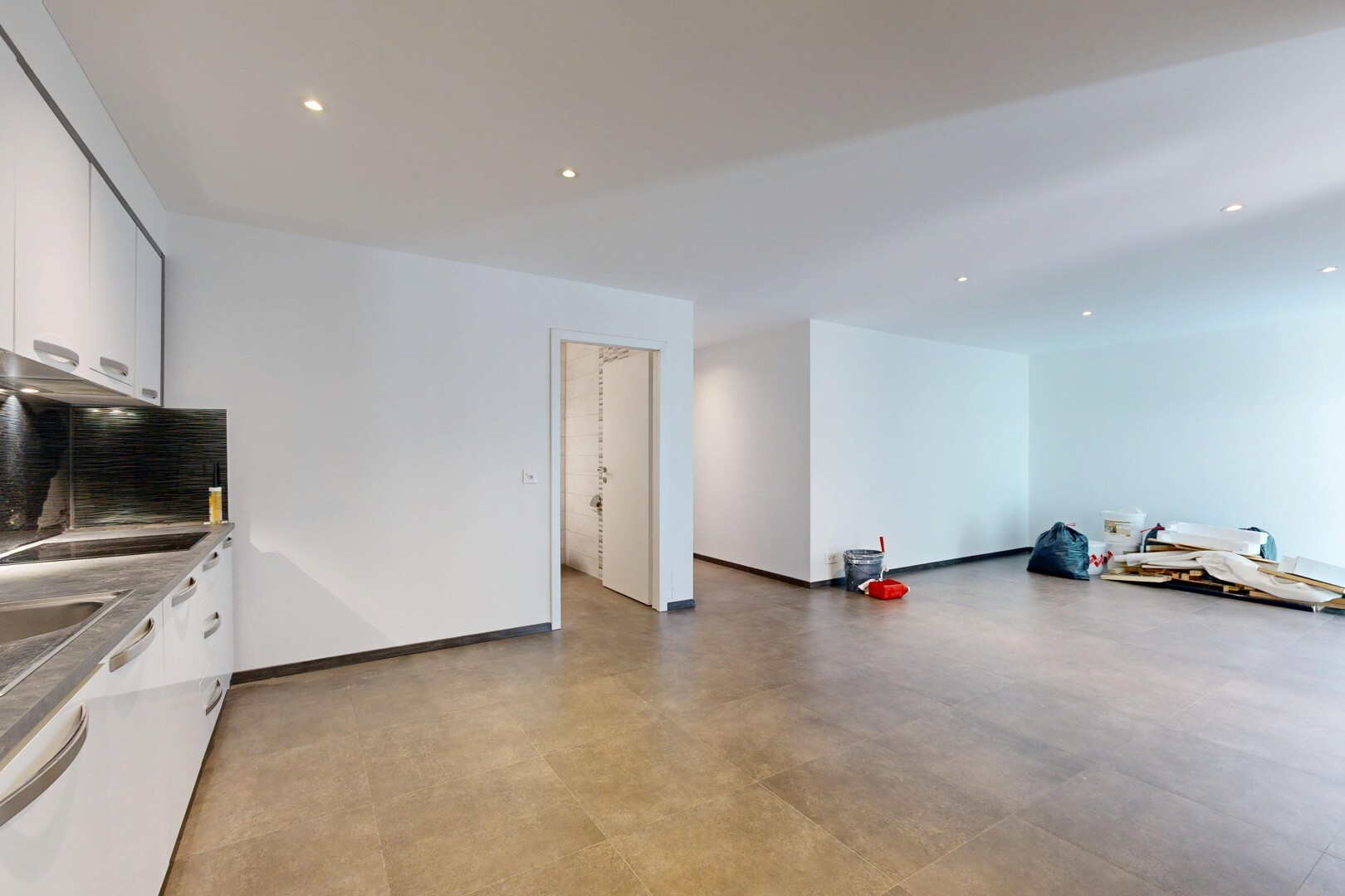 cuisine avec armoires blanches, white cabinets, inside property, light floor, et éclairage encastré