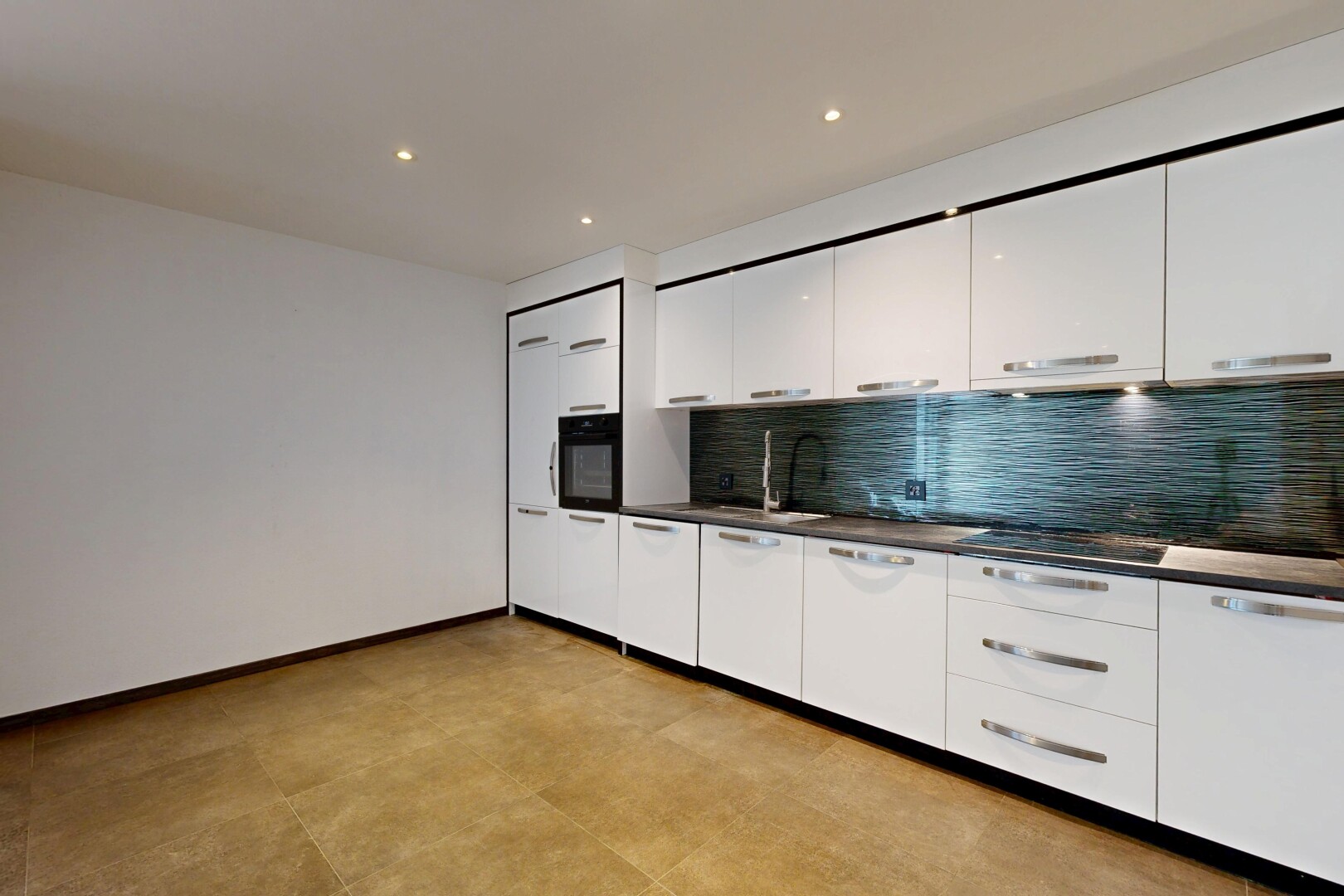 cuisine avec dark countertops, dosseret, backsplash, armoires blanches, et white cabinets
