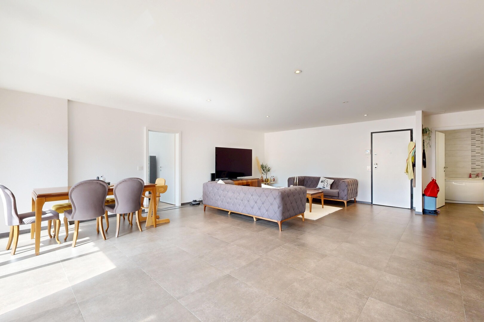 salon / salle à manger avec inside property, cloison sèche, drywall, concrete tile, et télévision