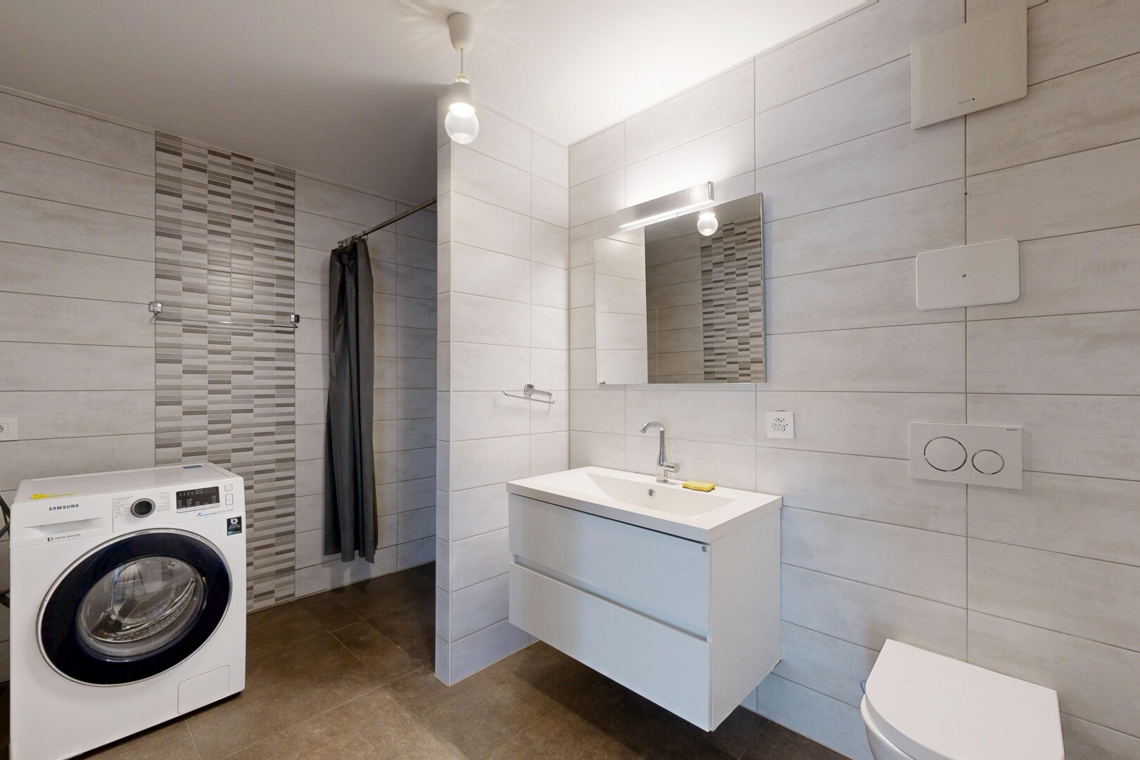 salle de bains avec douche, salle de bain complète, lave-linge et sèche-linge, mur en carrelage, et tile wall