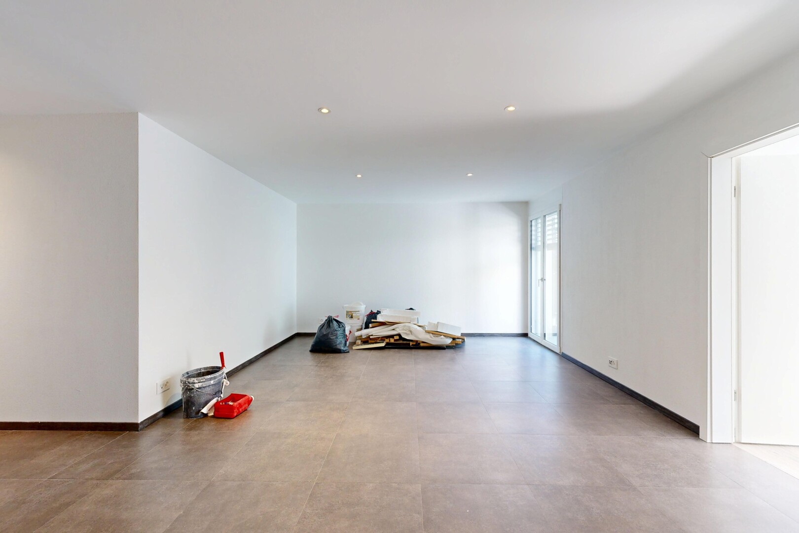 pièce vide avec concrete tile, inside property, cloison sèche, drywall, et lumière naturelle