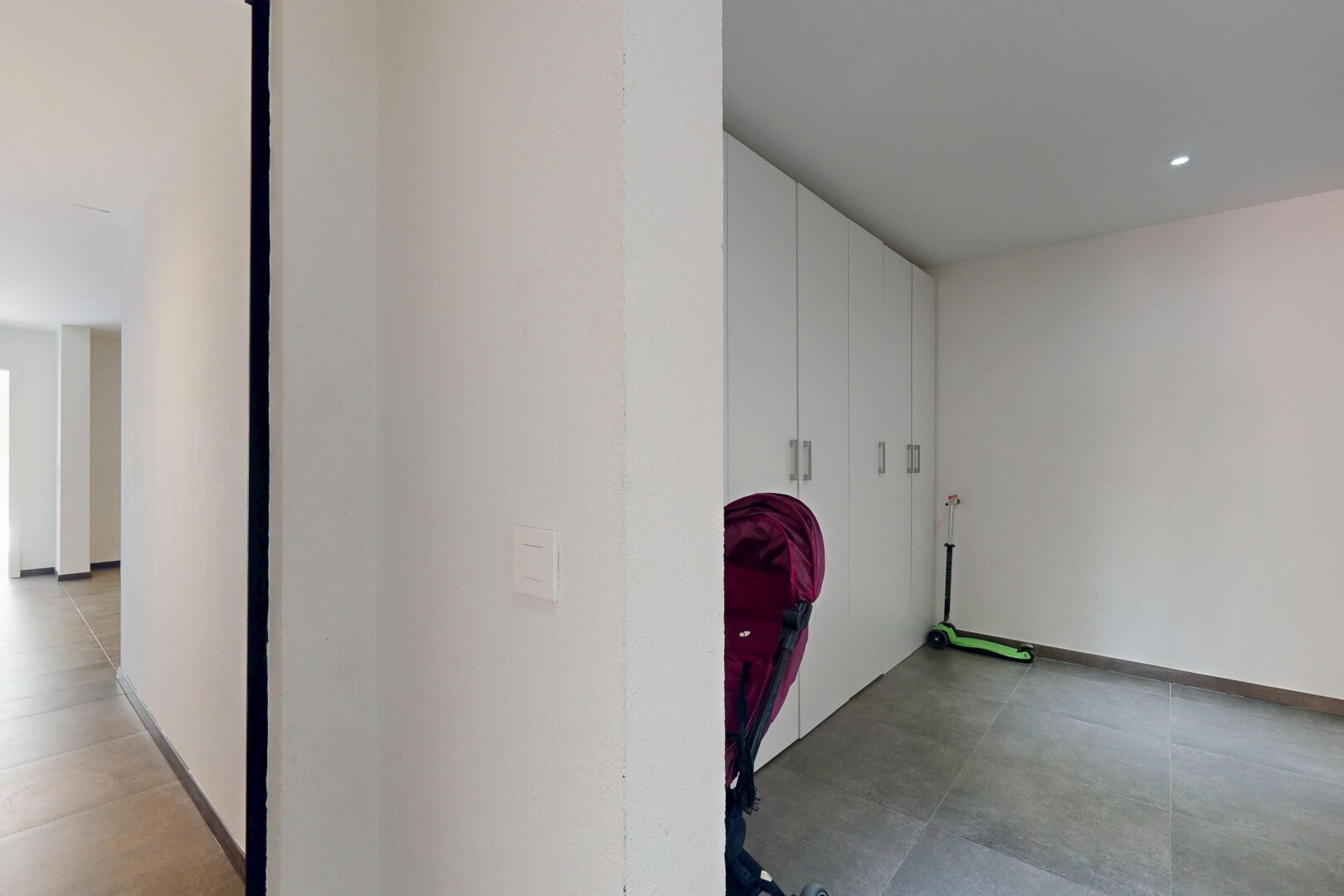 pièce vide avec inside property, drywall, cloison sèche, baseboards wall, et plinthes murales