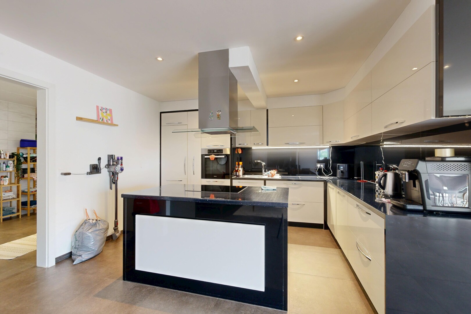 cuisine avec armoires à panneau plat, flat panel cabinets, full kitchen, hotte, et cuisine en forme de l