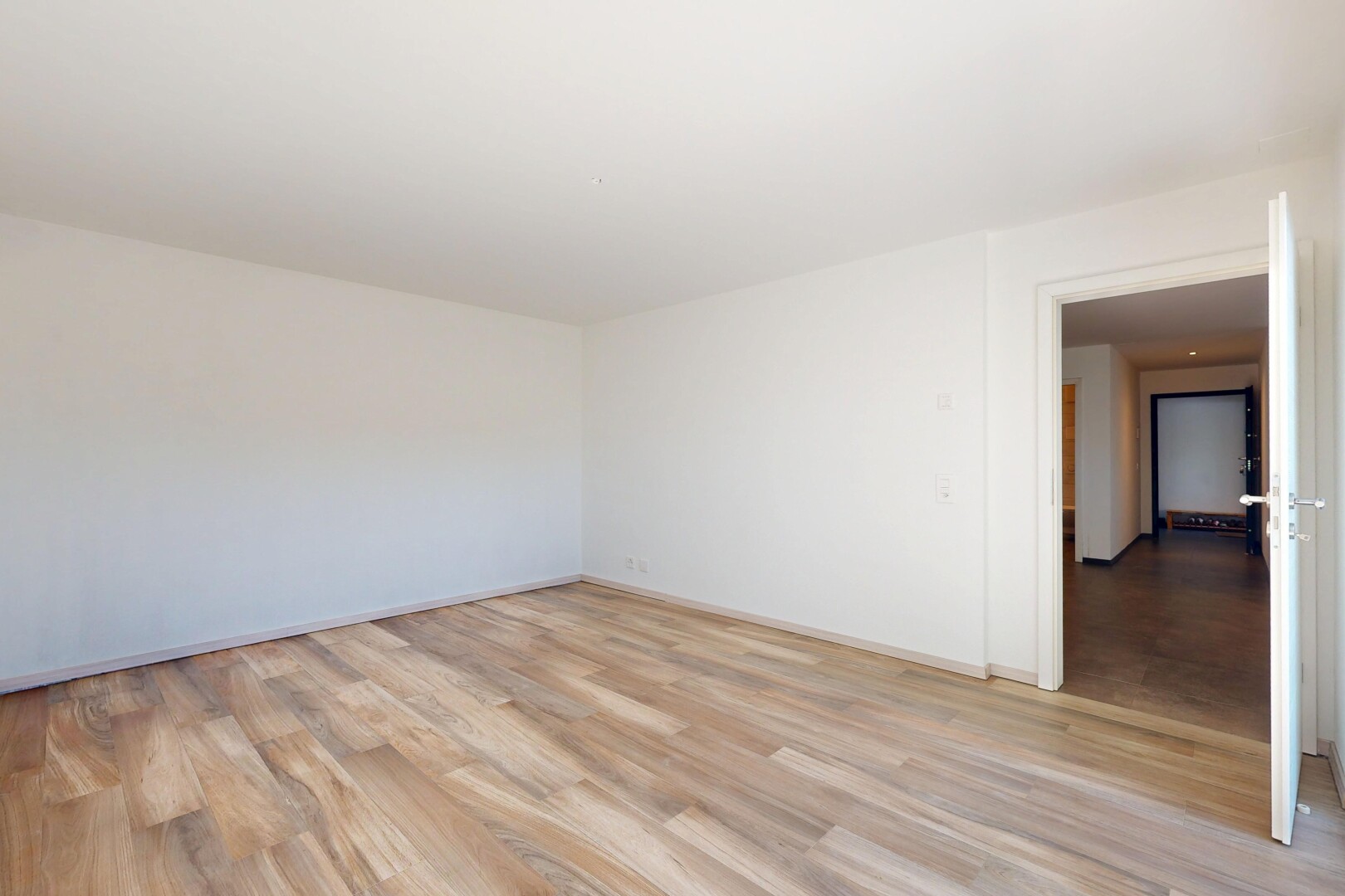 pièce vide avec drywall, cloison sèche, inside property, wood finish floor, et sol en finition bois