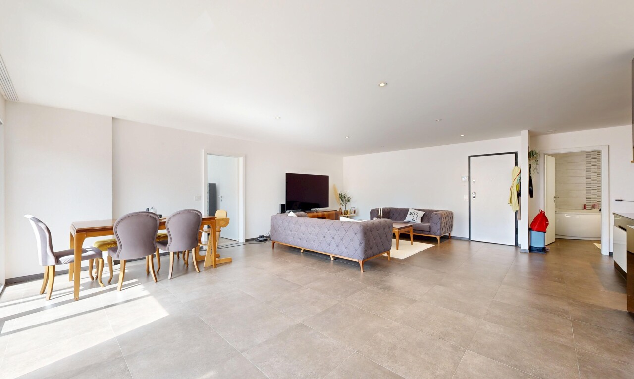 salon / salle à manger avec inside property, cloison sèche, drywall, concrete tile, et télévision