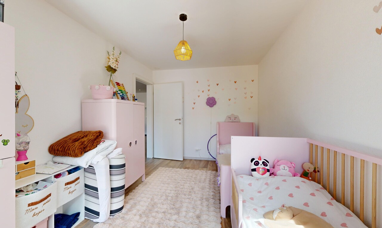 chambre avec sol en finition bois, wood finish floor, inside property, cloison sèche, et drywall