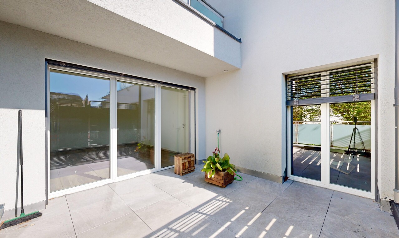 terrasse avec property visible