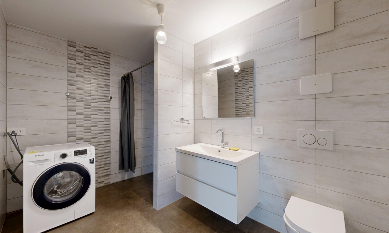 salle de bains avec douche, salle de bain complète, lave-linge et sèche-linge, mur en carrelage, et tile wall