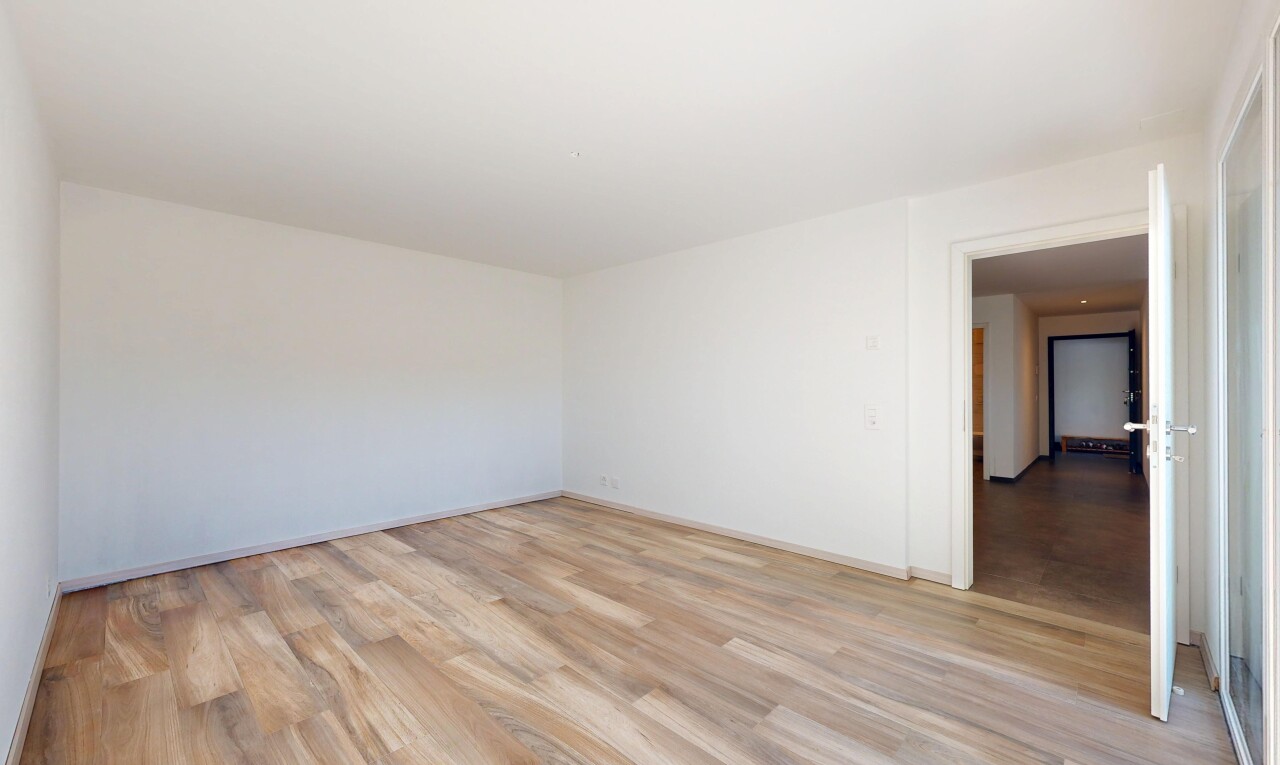 pièce vide avec drywall, cloison sèche, inside property, wood finish floor, et sol en finition bois