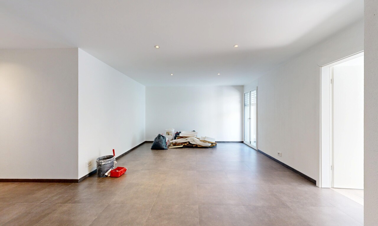 pièce vide avec concrete tile, inside property, cloison sèche, drywall, et lumière naturelle