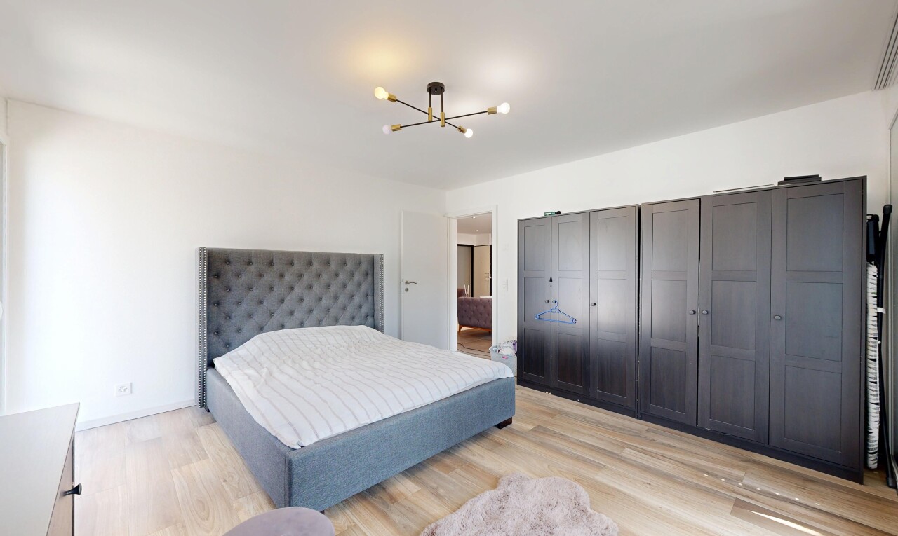 chambre avec inside property, sol en finition bois, wood finish floor, cloison sèche, et drywall