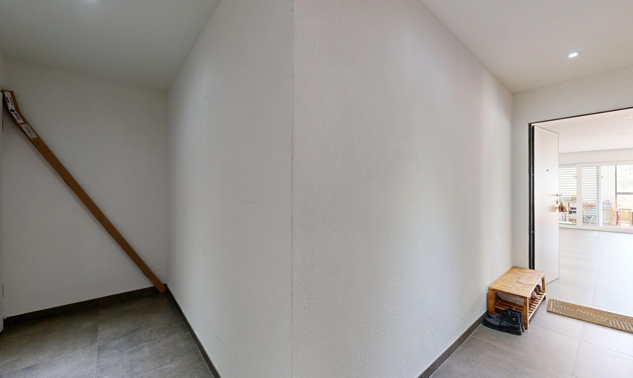 couloir avec éclairage encastré, recessed lighting, inside property, light floor, et cloison sèche