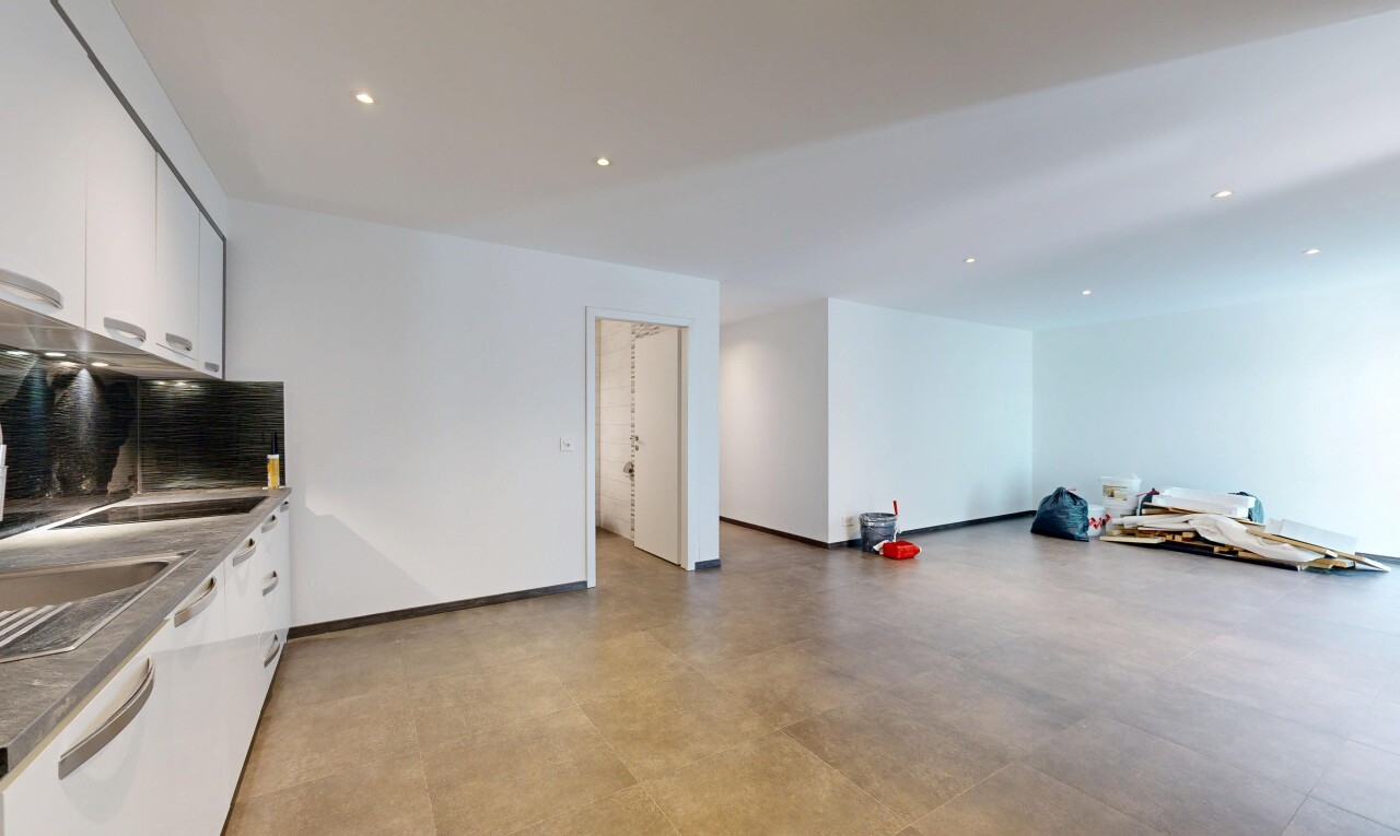 cuisine avec armoires blanches, white cabinets, inside property, light floor, et éclairage encastré
