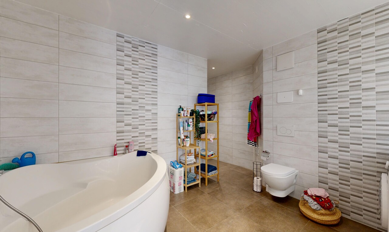 salle de bains avec mur en carrelage, tile wall, bain, salle de bain complète, et inside property