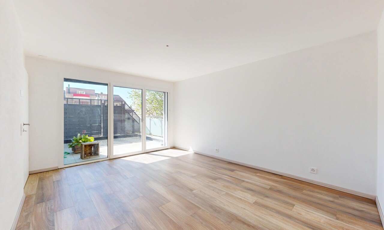 pièce vide avec inside property, cloison sèche, drywall, sol en finition bois, et wood finish floor