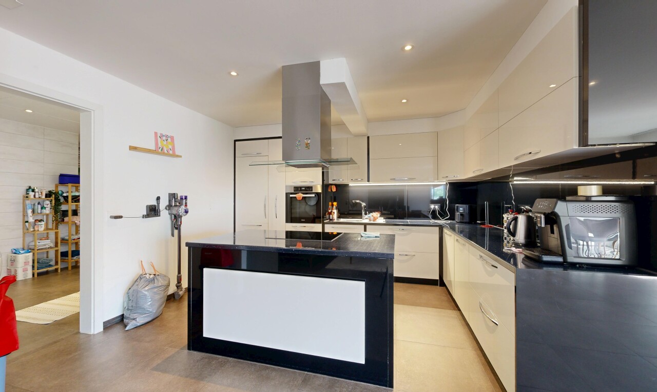 cuisine avec armoires à panneau plat, flat panel cabinets, full kitchen, hotte, et cuisine en forme de l