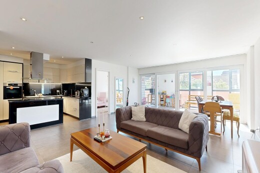 wohn- / esszimmer mit l shaped kitchen, l-förmige küche, inside property, full kitchen, und natural light
