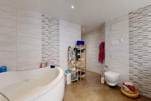 salle de bains avec mur en carrelage, tile wall, bain, salle de bain complète, et inside property
