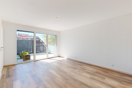 pièce vide avec inside property, cloison sèche, drywall, sol en finition bois, et wood finish floor
