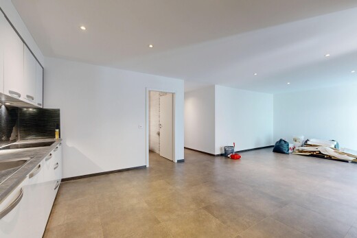 küche mit weiße schränke, white cabinets, inside property, light floor, und einbauleuchten