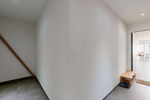 couloir avec éclairage encastré, recessed lighting, inside property, light floor, et cloison sèche