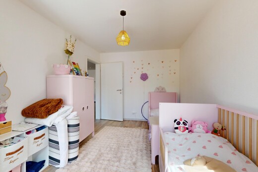 chambre avec sol en finition bois, wood finish floor, inside property, cloison sèche, et drywall
