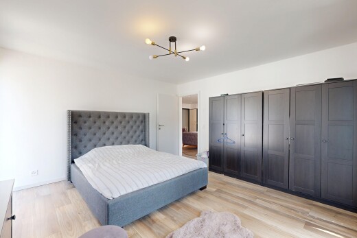 chambre avec inside property, sol en finition bois, wood finish floor, cloison sèche, et drywall