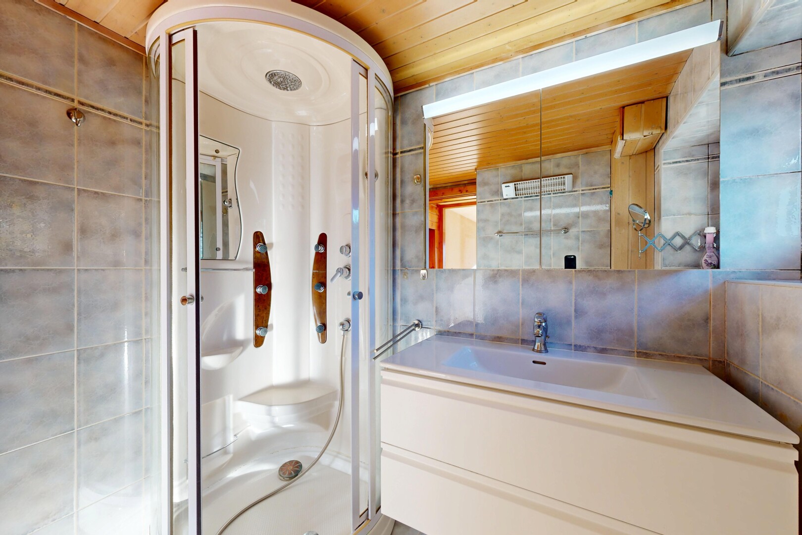 salle de bains avec douche, miroir, lavabo (ou coiffeuse selon le contexte), salle de bain complète, et inside property