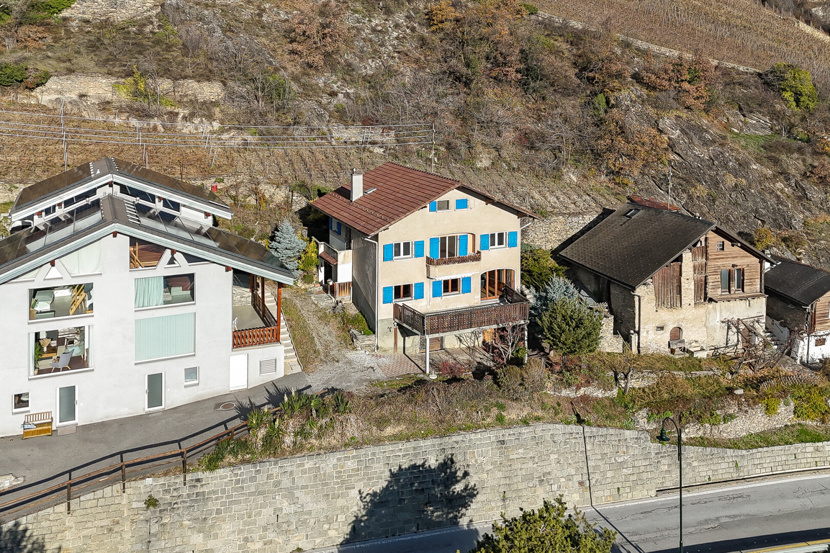 façade avec terrain vierge, property visible, et bardage en stuc