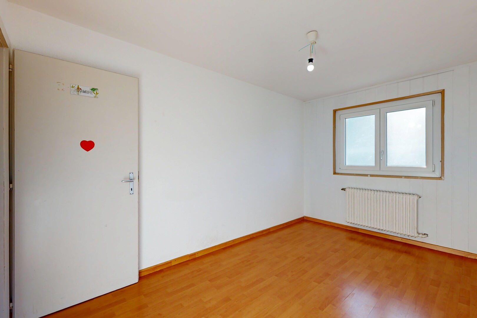 pièce vide avec radiateur, inside property, lumière naturelle, natural light, et sol en finition bois