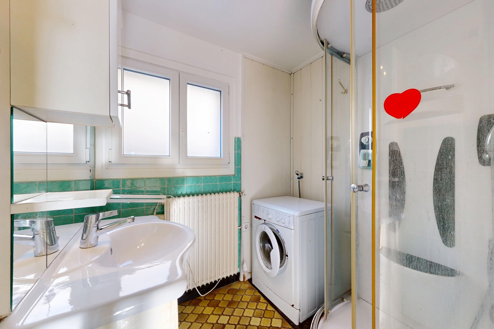 salle de bains avec lave-linge et sèche-linge, radiateur, lumière naturelle, natural light, et douche
