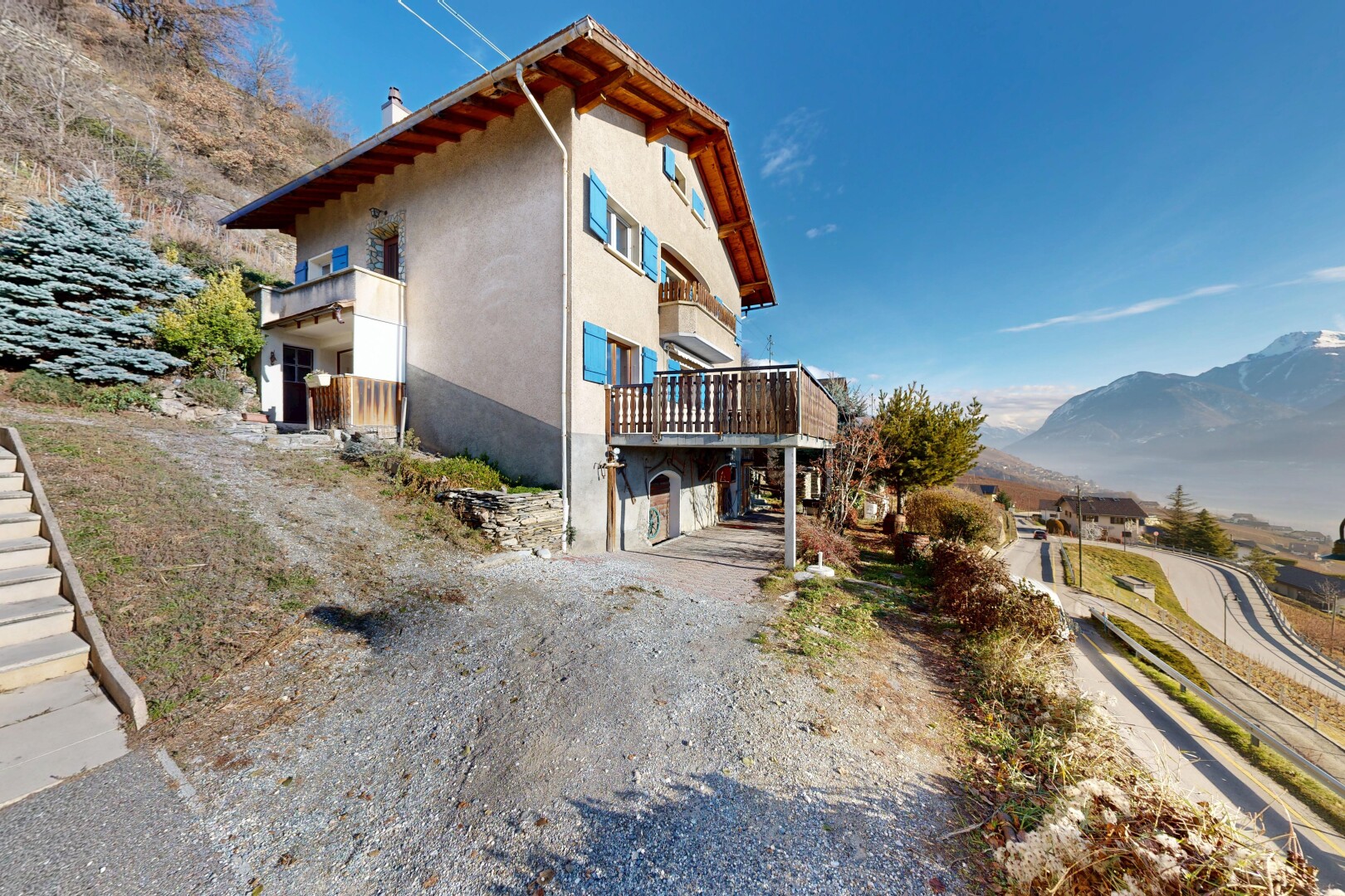 façade avec day time, mountain view, vue sur la montagne, bardage en stuc, et balcon