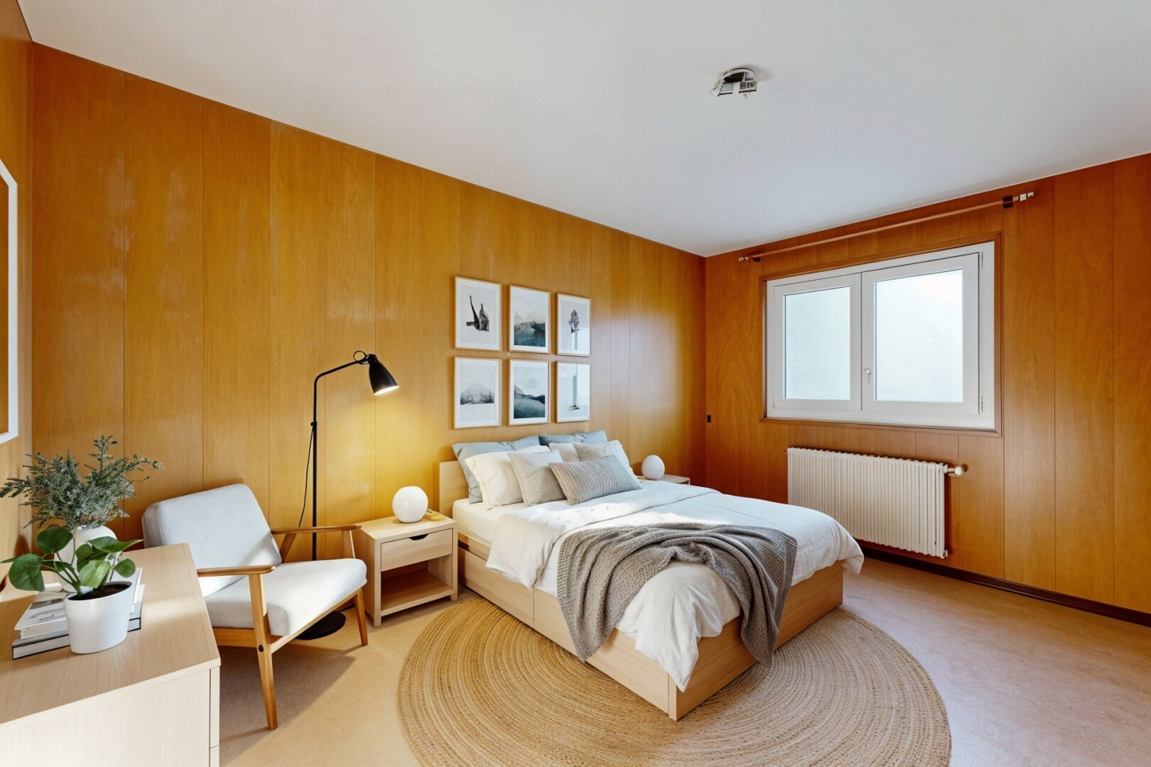 chambre avec lumière naturelle, natural light, radiateur, mur en bois, et wood wall