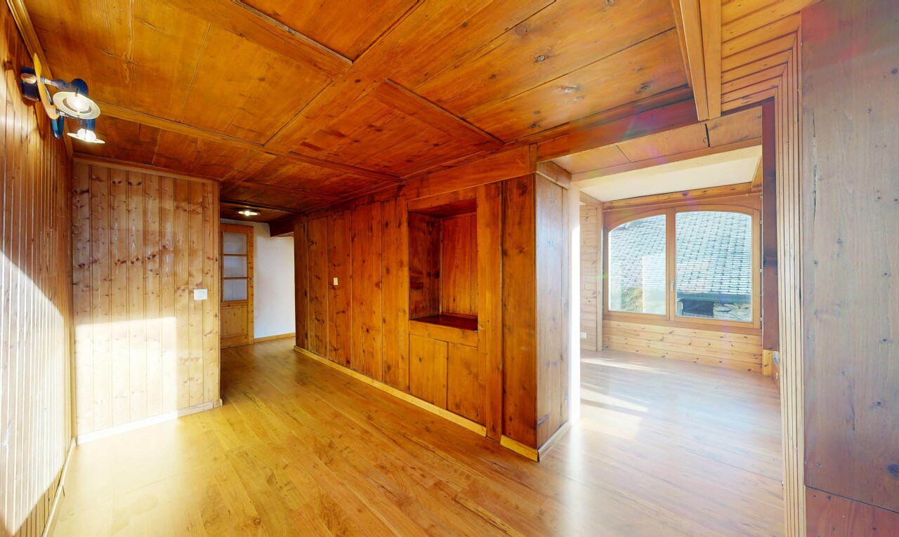 pièce vide avec mur en bois, wood wall, lumière naturelle, natural light, et sol en finition bois
