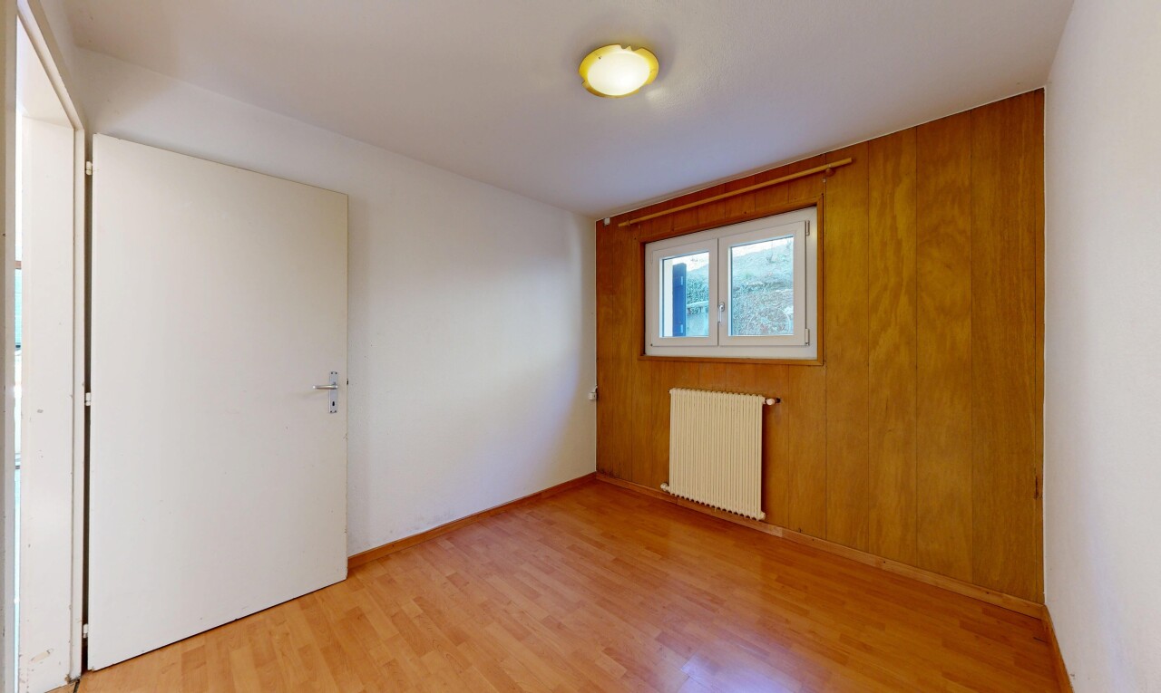 pièce vide avec radiateur, inside property, sol en finition bois, wood finish floor, et lumière naturelle