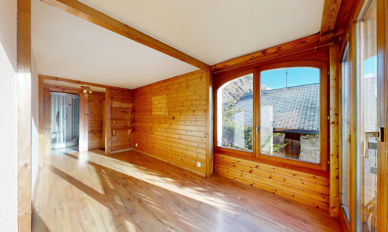 pièce vide avec sol en finition bois, wood finish floor, mur en bois, wood wall, et lumière naturelle