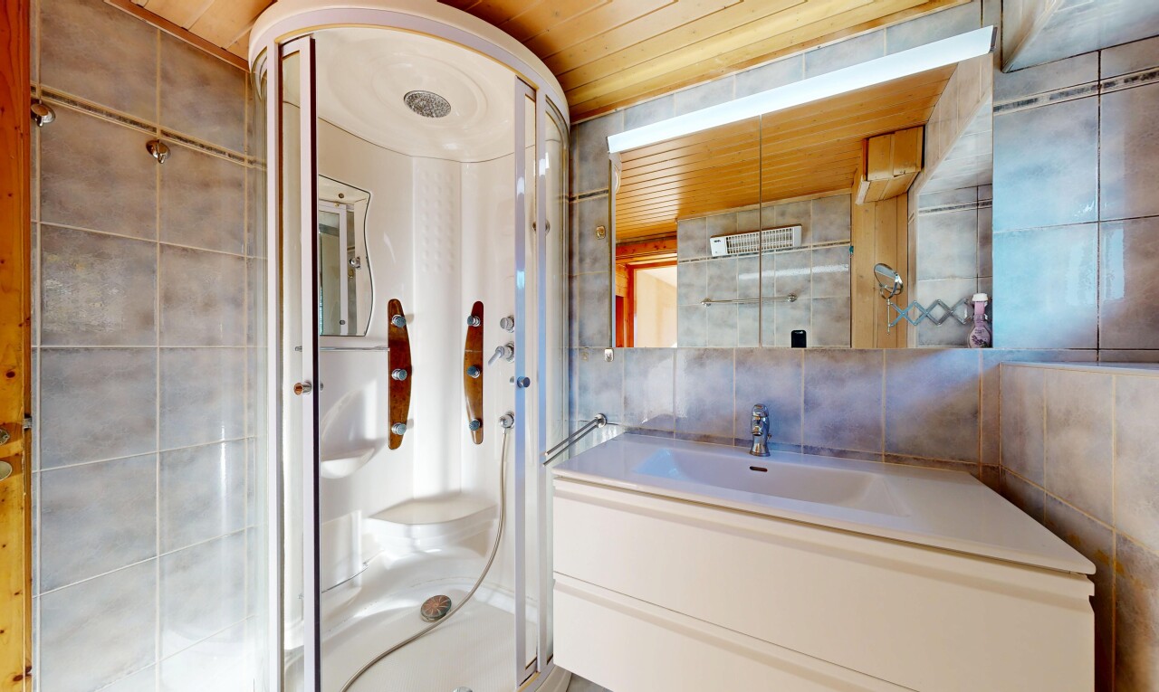 salle de bains avec douche, miroir, lavabo (ou coiffeuse selon le contexte), salle de bain complète, et inside property