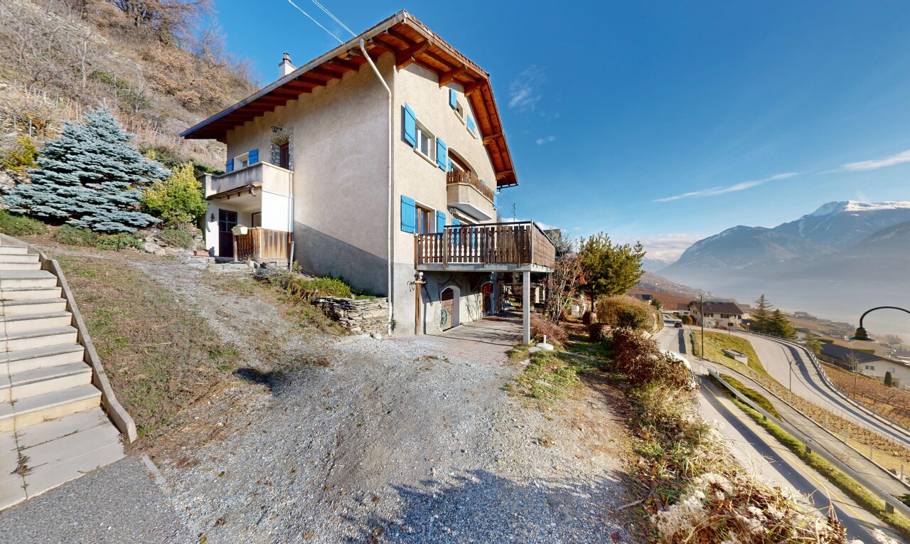 façade avec day time, mountain view, vue sur la montagne, bardage en stuc, et balcon