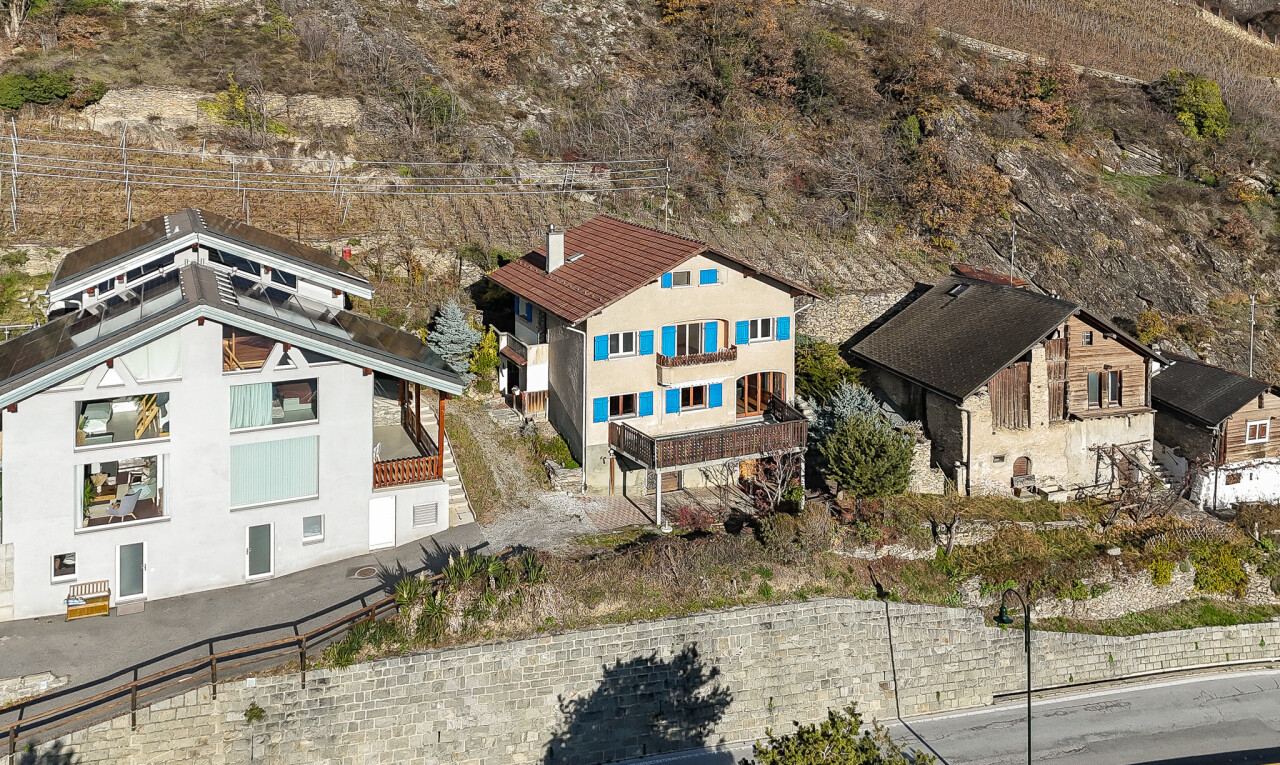 façade avec terrain vierge, property visible, et bardage en stuc