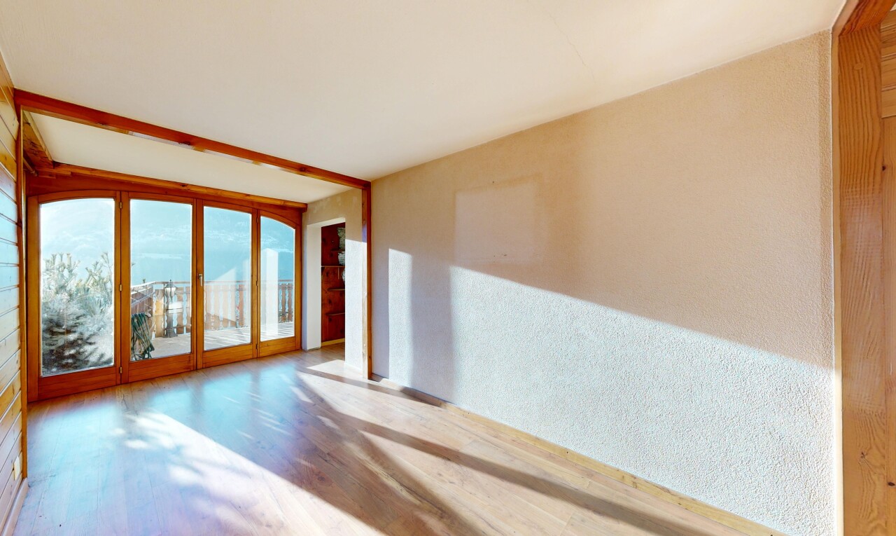pièce vide avec lumière naturelle, natural light, sol en finition bois, wood finish floor, et inside property