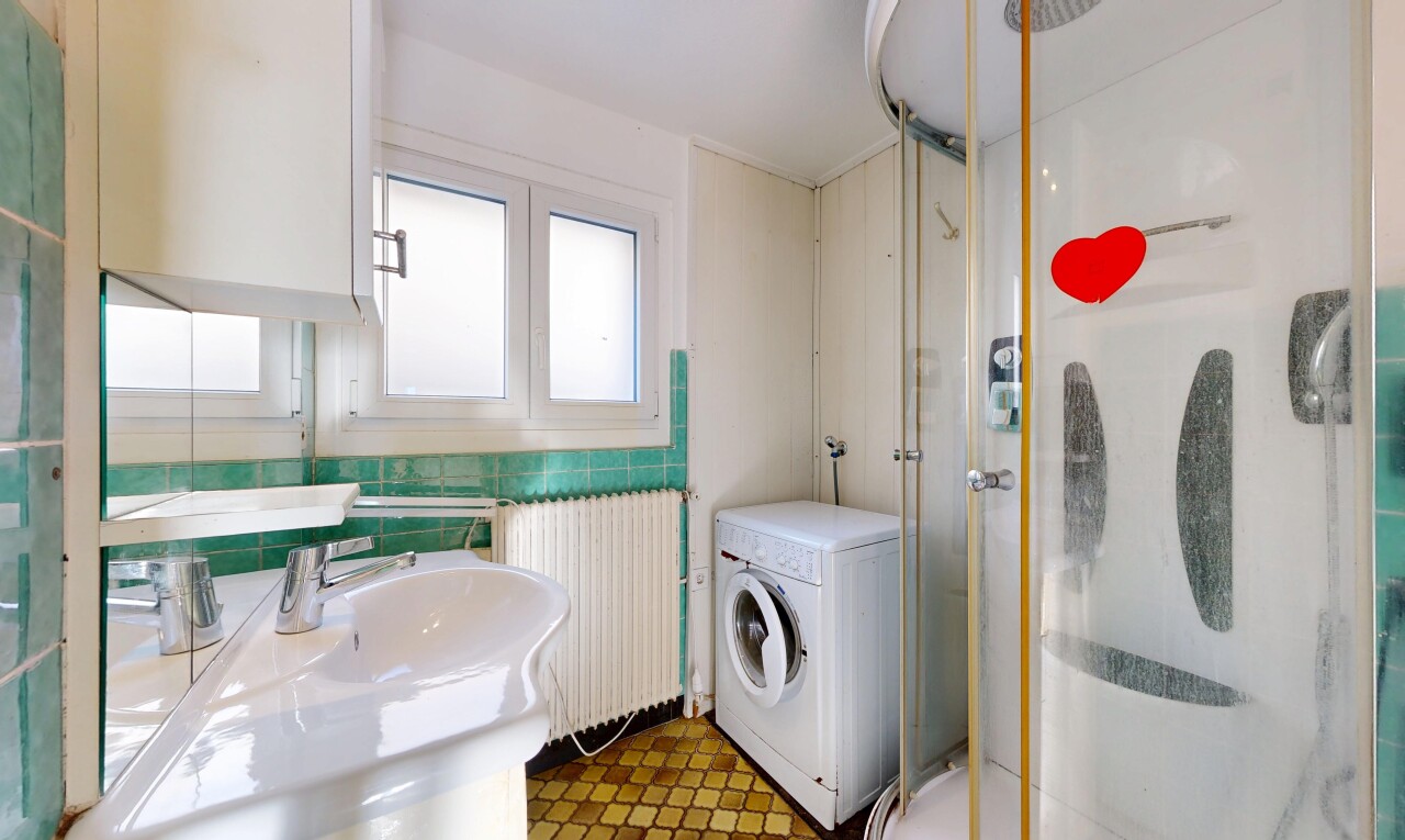 salle de bains avec lave-linge et sèche-linge, radiateur, lumière naturelle, natural light, et douche