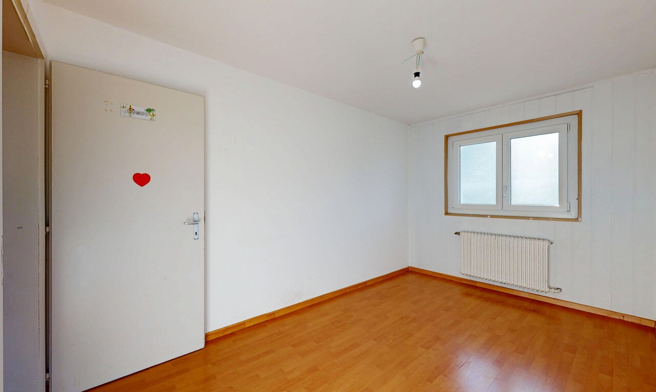 pièce vide avec radiateur, inside property, lumière naturelle, natural light, et sol en finition bois