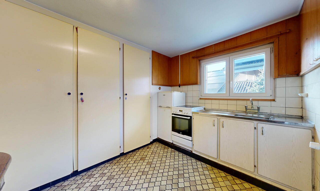 cuisine avec sol en vinyle, vinyl floor, vinyl tile, cuisinière, et armoires à charnières visibles