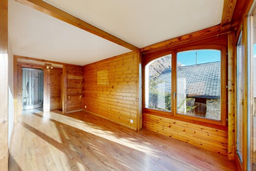pièce vide avec sol en finition bois, wood finish floor, mur en bois, wood wall, et lumière naturelle