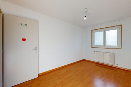 pièce vide avec radiateur, inside property, lumière naturelle, natural light, et sol en finition bois