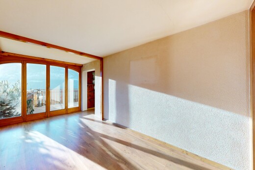 pièce vide avec lumière naturelle, natural light, sol en finition bois, wood finish floor, et inside property
